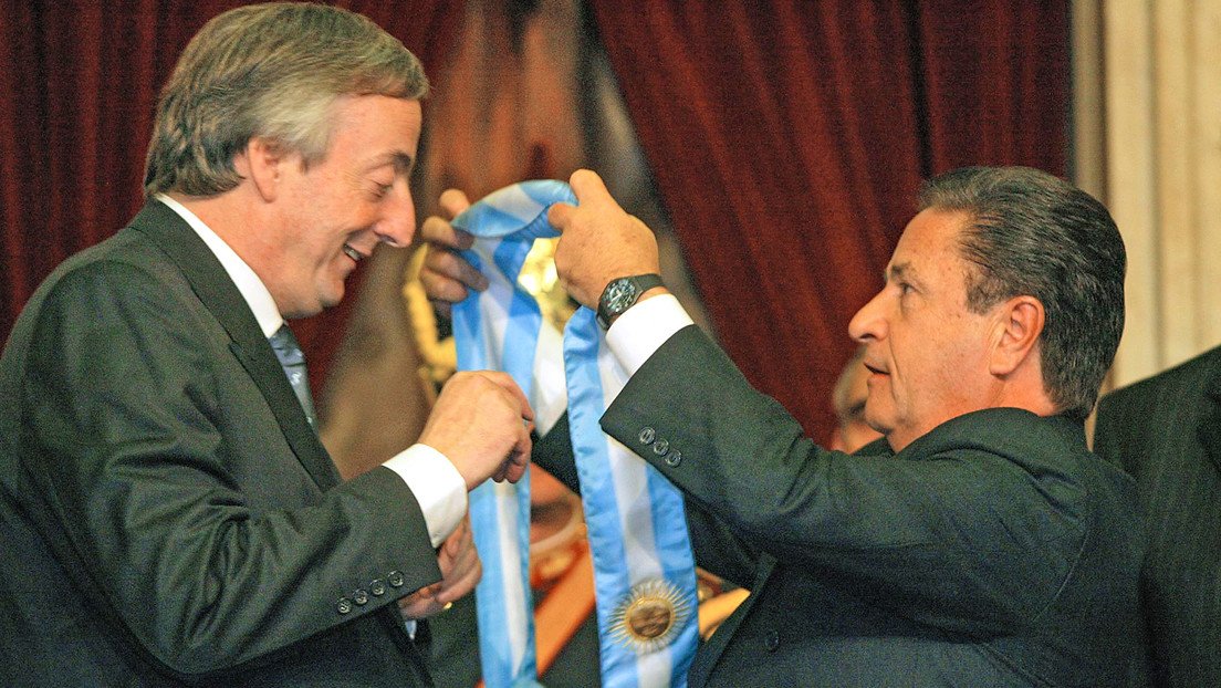 Eduardo Duhalde coloca la banda presidencial a Néstor Kirchner. el 25 de mayo de 2003.